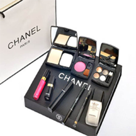 Hình ảnh củaBộ quà tặng trang điểm 9 món Chanel